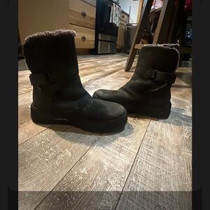 Black Winter Boots with Shearling Lining
